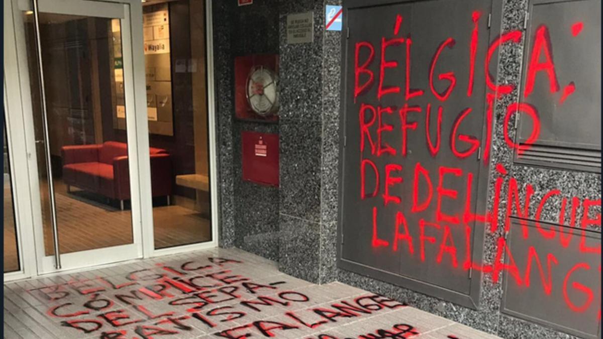 Pintadas en la entrada del Consulado de Bélgica en Barcelona