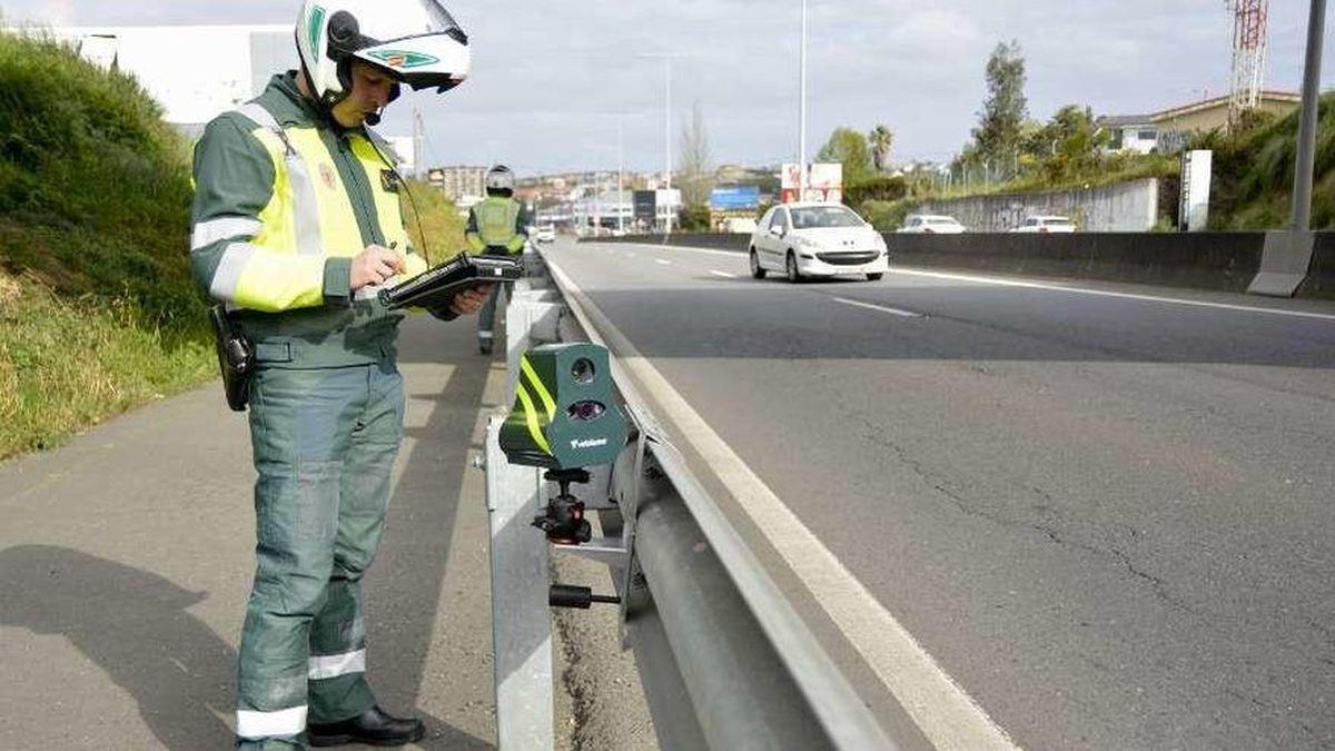 Un agente controla uno de los veloláser instalados en las carreteras españolas