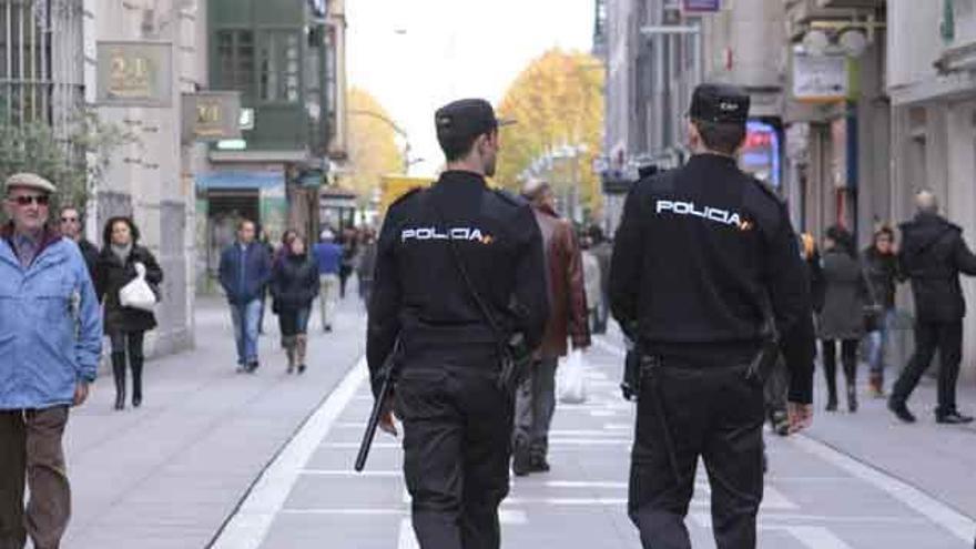 Dos policías nacionales patrullan a pie por la capital.