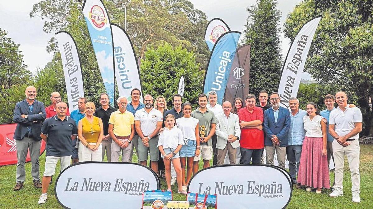 Detrás, por la izquierda, Francisco Costales, Francisco Javier Capellín, José Antonio Cortina, Gonzalo González, Borja Rivero, Esperanza Vallina, Alejandro Ruales, Enrique Álvarez, Laura Wiegel y Bert Wiegel. Delante, Alejandro Álvarez, Mari Luz Gutiérrez, Pedro Alonso, Borja Díez, Macarena Barragán, Blanca Álvarez, Pablo Álvarez, Miguel González, Pelayo Barcia, Marcos Alonso, Ramón Fernández, Cristina Fernández, Guillermo Heredia y Marcos Montera.