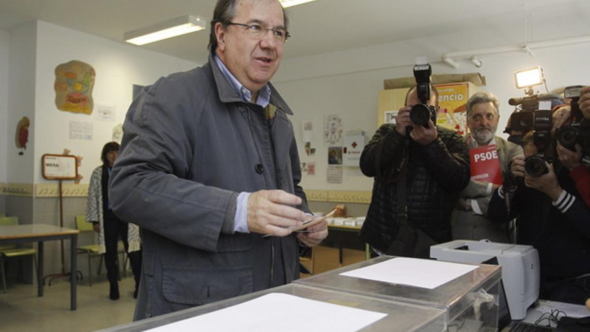 El candidato del PP a la presidencia de la Junta de Castilla y León, Juan Vicente Herrera, acudiendo a votar, ayer.