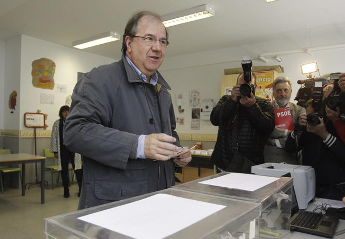 El candidat del PP a la presidència de la Junta de Castella i Lleó, Juan Vicente Herrera, va a votar, ahir.