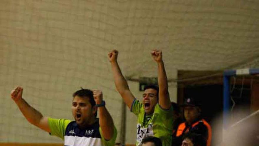 El entrenador y el banquillo celebran un tanto local, ayer.