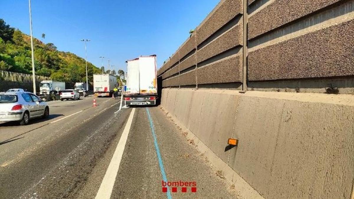 Imatge de l'accident entre dos camons a l'AP-7 on un ha vessat el seu contingut