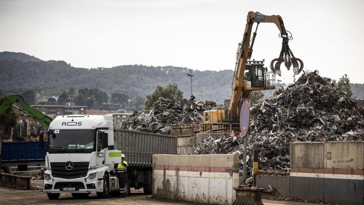 Montañas de chatarra, la base del acero reciclado, en la planta de Celsa de Castellbisbal.