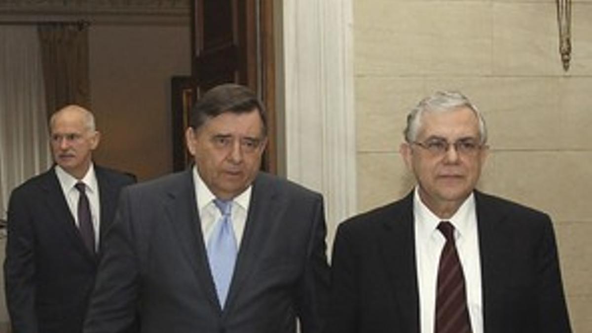 Papandreu, Karatzaferias y Papadimos, tras la reunión que mantuvieron el pasado domingo en Atenas.