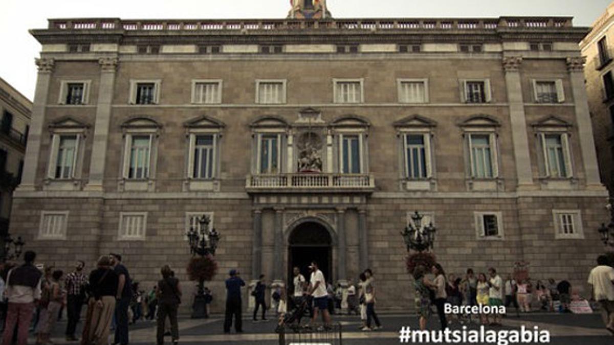 Una urna enjaulada, delante del Palau de la Generalitat.