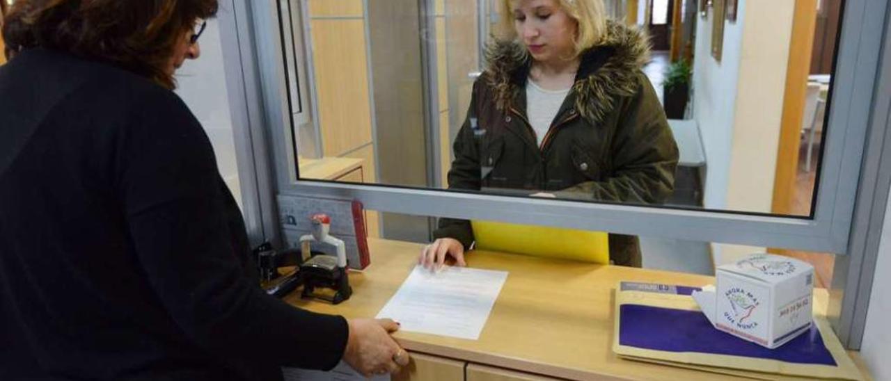 Azucena Rodas presenta el escrito por la seguridad vial en Raxó ante el Registro Municipal. //Gustavo Santos