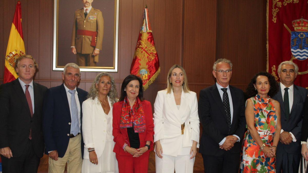 Video | Robles entrega la Cruz del Mérito Militar a Ana María Serra, madre de una sargento fallecida en acto de servicio