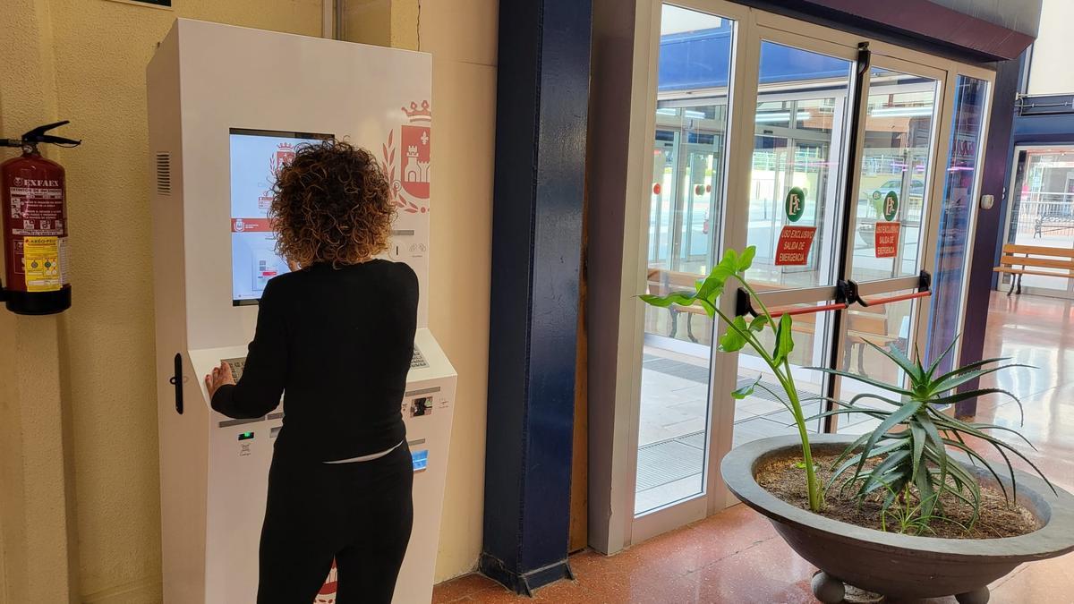 El cajero automático del Ayuntamiento de Elda instalado por en el Mercado Central para realizar operaciones de liquidación y autoliquidación.