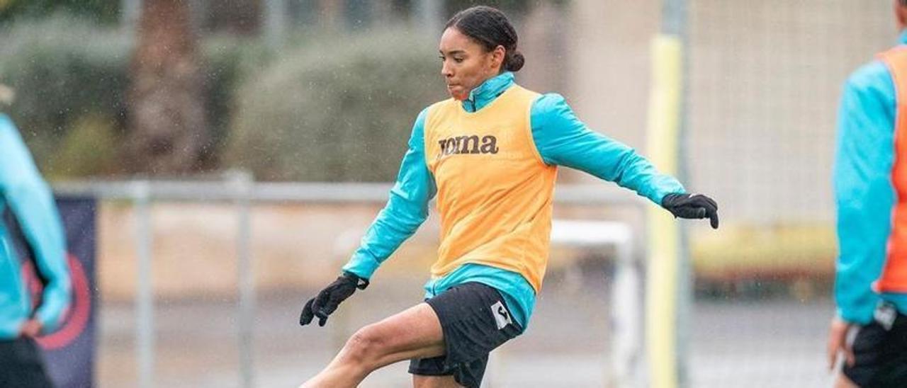 Salma Paralluelo regresa al primer equipo del Villarreal CF 284 días después.