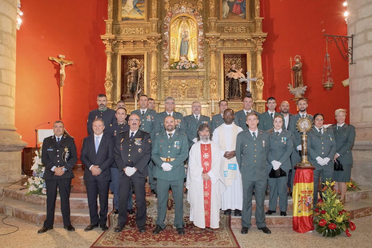 Agentes de la Guardia Civil de Alcañices junto a compañeros de Portigal y España, el párroco y otra autoridades