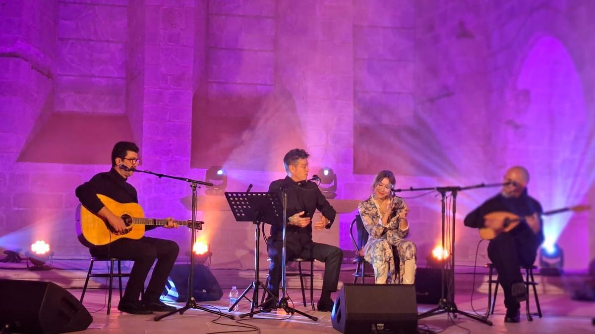 Santiago Auserón con sus dos músicos y Anni B. Sweet en un momento del concierto.