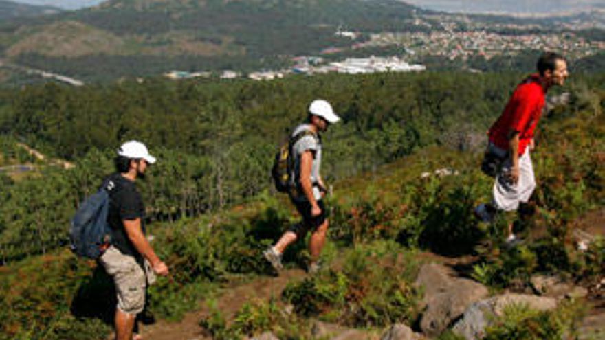 Senderistas subiendo el Galiñeiro. / M.NÚÑEZ