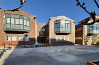 Los compromisos para frenar el malestar, que ya se muestra con telas rojas, por el traslado del albergue al Natahoyo: pocos usuarios, repartidos y por poco tiempo