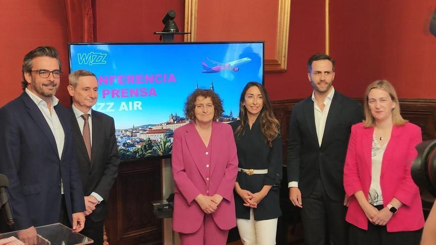 Santiago entierra la coordinación aeroportuaria en Galicia: anuncia una base de Wizz Air con varias rutas incluyendo Roma y Varsovia