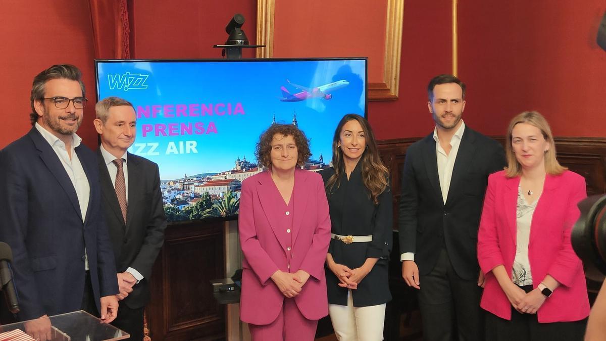 Responsables de Xunta, Concello de Santiago y Wizz Air en el acto de presentación de la base