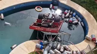 Un camión con bombonas de butano cae en una piscina de una urbanización de Rincón de la Victoria