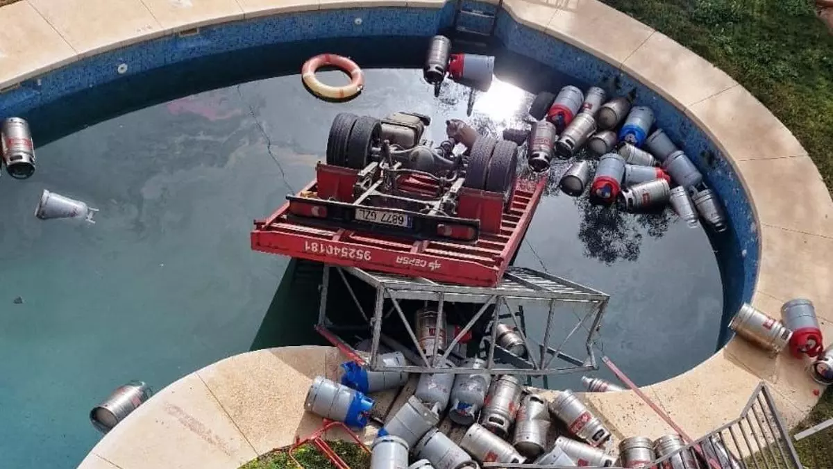 Un camión con bombonas de butano cae en una piscina de una urbanización de Rincón de la Victoria