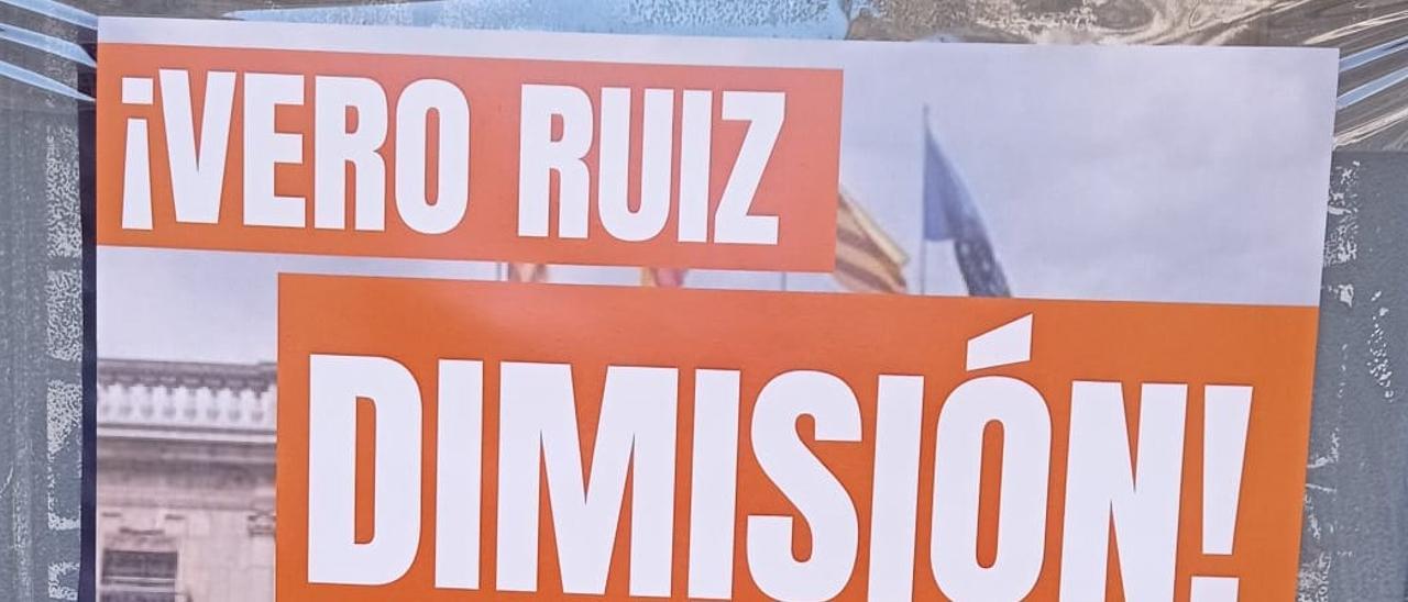 Cartel que pide la dimisión de la concejala Ruiz por la polémica de los libros LGTBI.