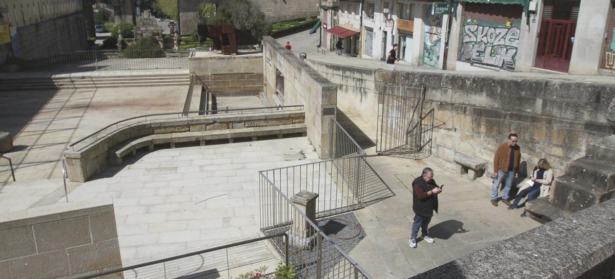 Piscina termal de As Burgas cerrada desde hace 6 años.  | IÑAKI OSORIO