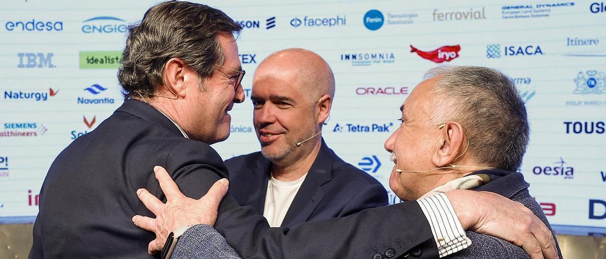 El presidente de la CEOE, Antonio Garamendi (izquierda), junto a los líderes de CCOO, Unai Sordo (centro) y Pepe Álvarez (derecha).