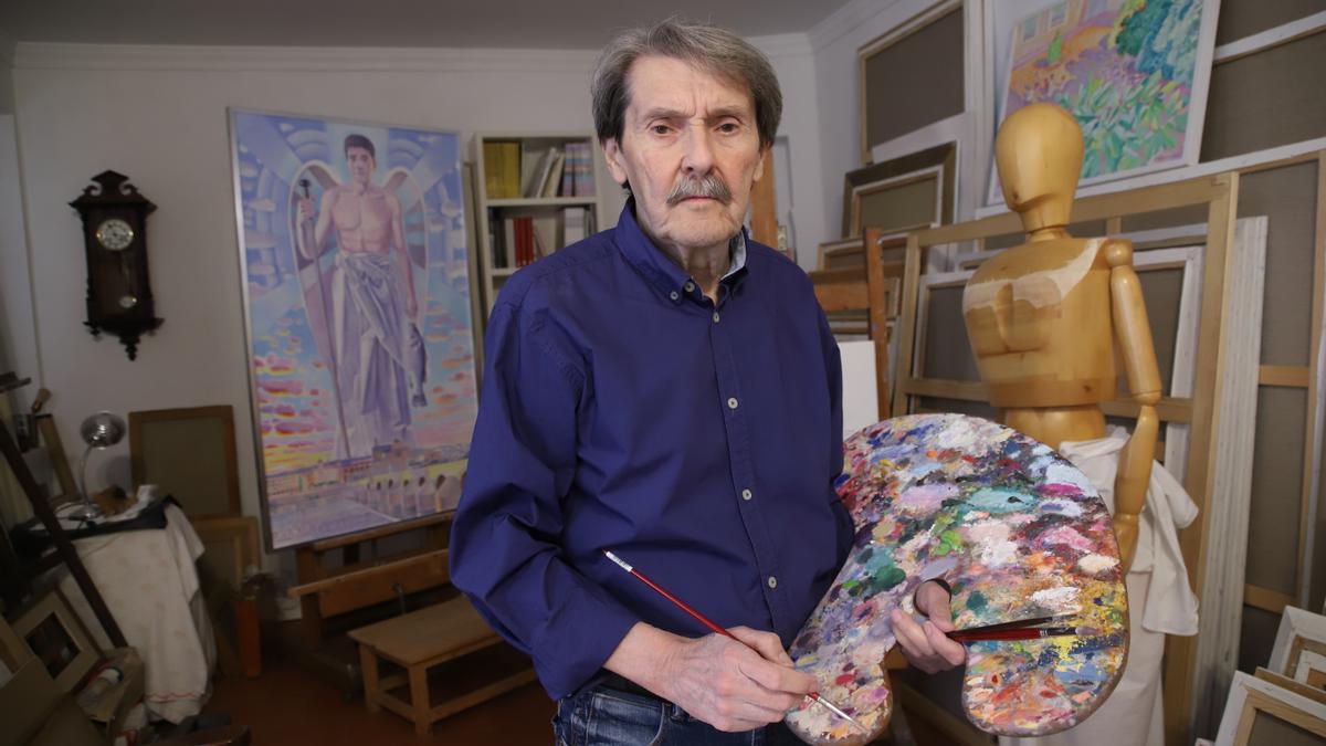 Juan Cantabrana, en su estudio de pintura que comparte con su mujer. Al fondo, el San Rafael.