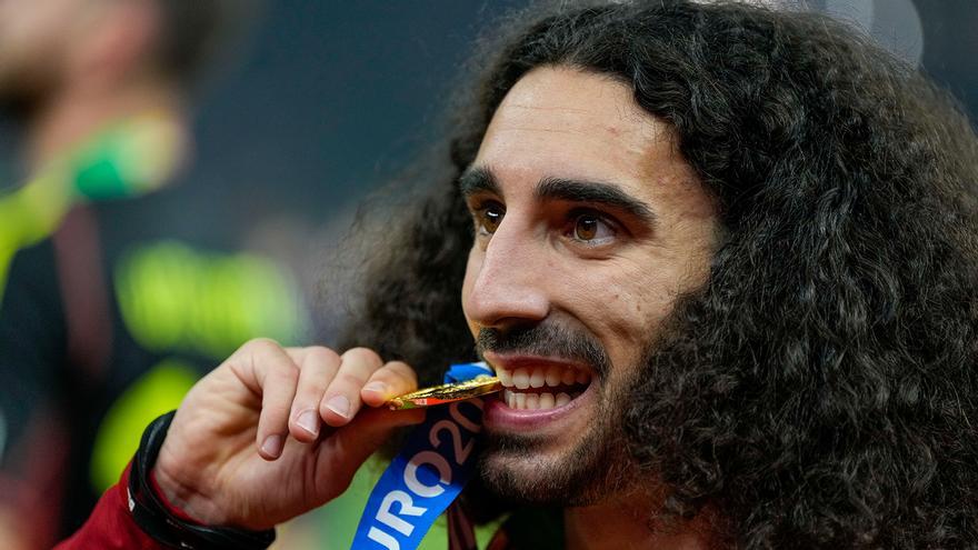 El llamativo cambio de peinado (y look) de Cucurella tras ganar la Eurocopa: &quot;Increíble&quot;