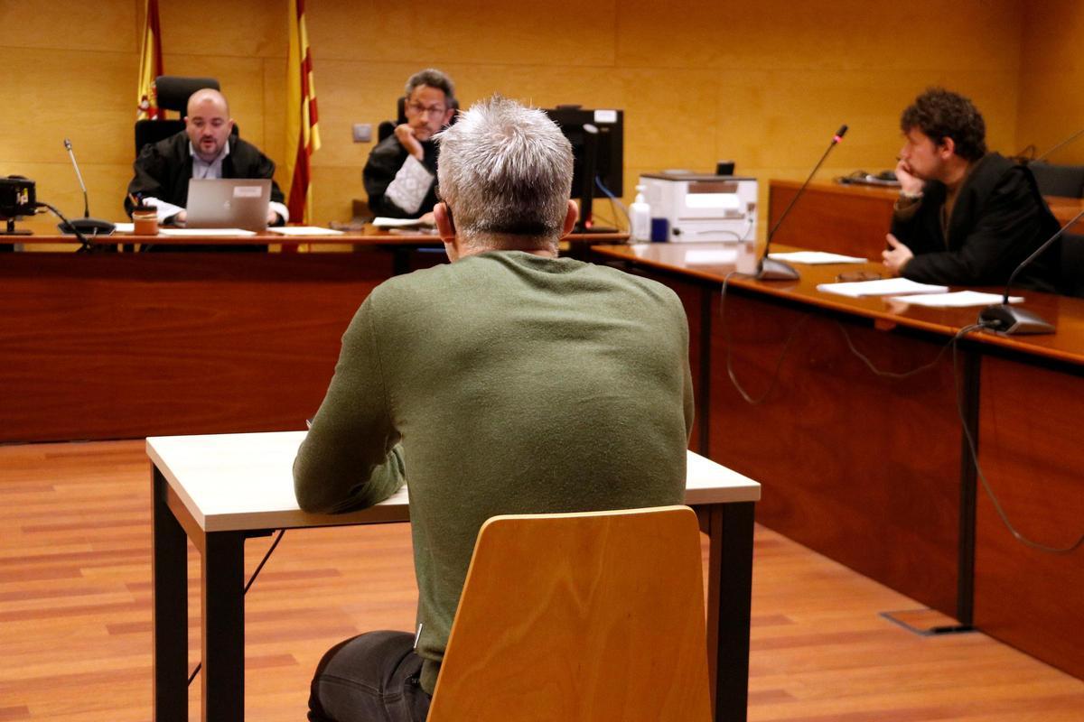 D'esquenes, el sotsinspector dels Mossos condemnat per posar benzina a cotxes particulars. Foto de la conformitat a l'Audiència de Girona