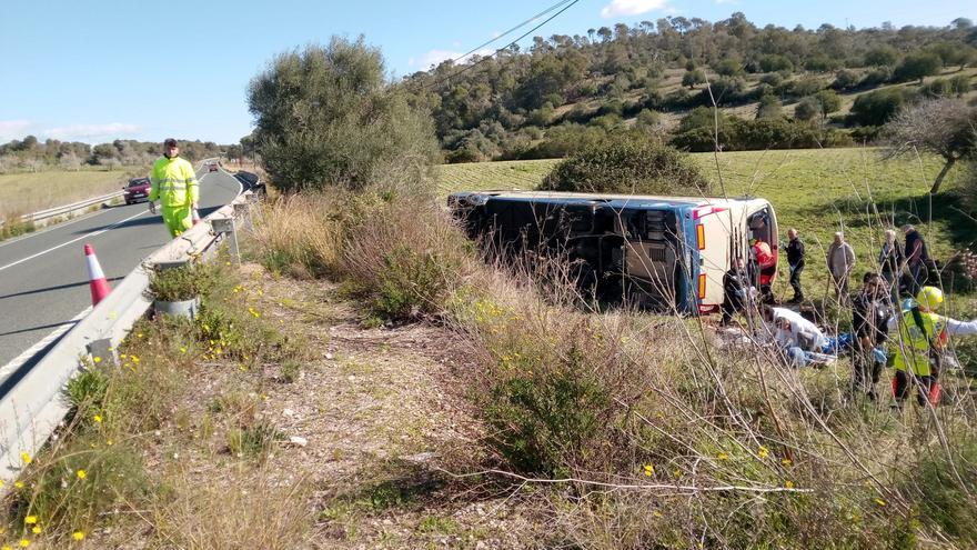 Decenas de turistas del Imserso, heridos al caer un autobús por un terraplén entre Sant Llorenç y Son Servera