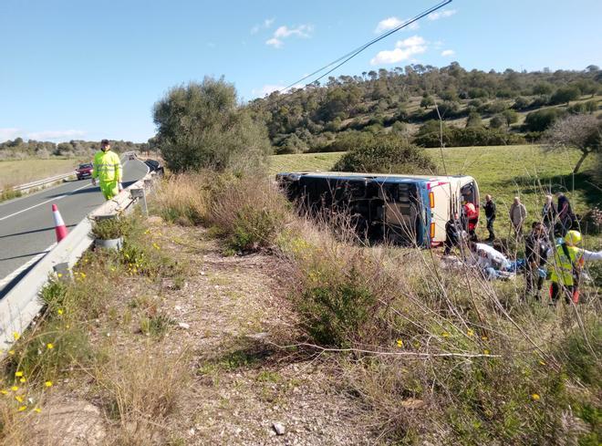 FOTOS | Un autobús del Imserso cae por un terraplén entre Sant Llorenç y Son Servera