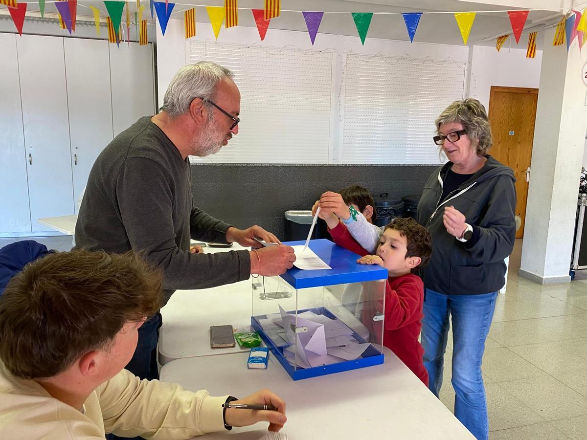 Una veïna de la Nou de Berguedà votant amb els seus nets