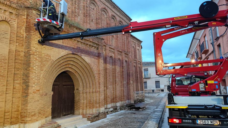 Los bomberos &quot;dignifican&quot; la imagen de dos monumentos de Toro