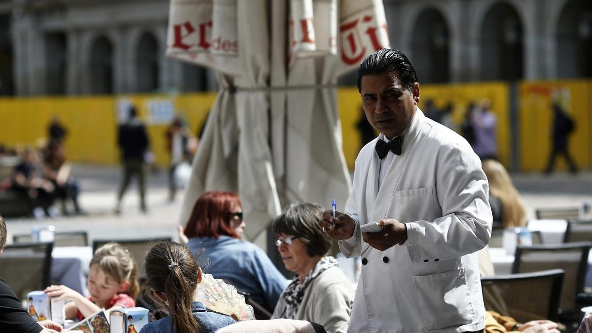 Un camarero trabaja en una terraza de Madrid.