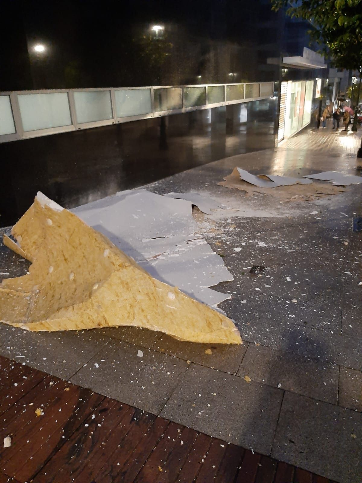 El fuerte viento de la borrasca 'Domingos' desprende parte de la fachada del Povisa