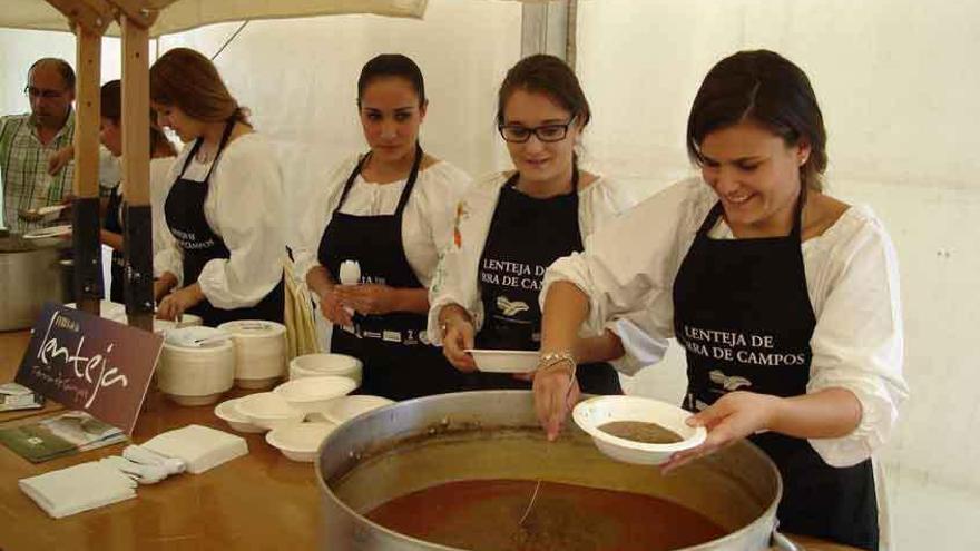 Guiso de lenteja de Tierra de Campos, en la anterior edición de la feria que se organiza en Mayorga.