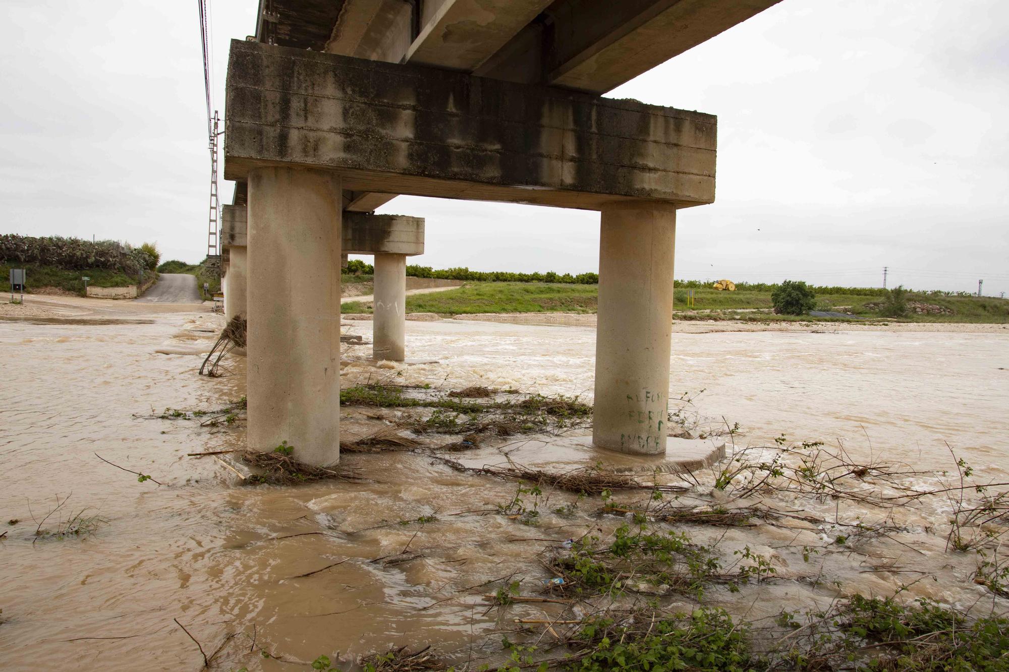 Las intensas precipitaciones han desbordado barrancos y cortado caminos en diferentes municipios de la comarca