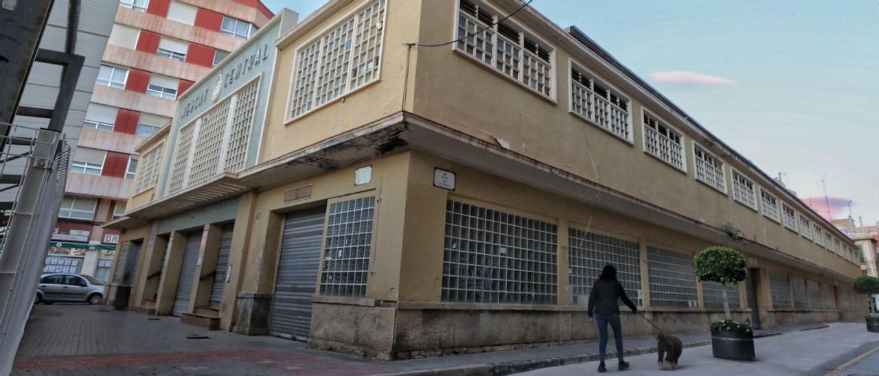 El Mercado Central de Elche, un edificio sin actividad desde 2017, que podría ahora rehabilitarse. | ANTONIO AMORÓS