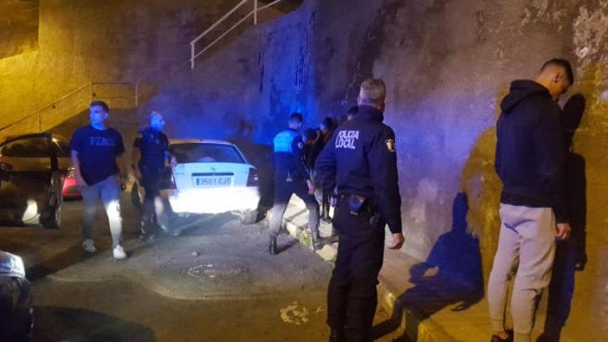 Borracho y con tres menores en el coche en una persecución por San Juan