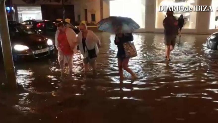 Una fuerte tormenta inunda calles y carreteras de Ibiza