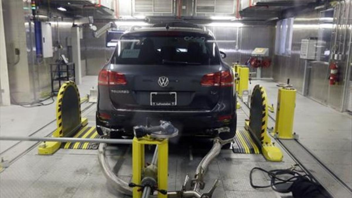 Prueba de emsiones de gases de un modelo de Volkswagen en EEUU.
