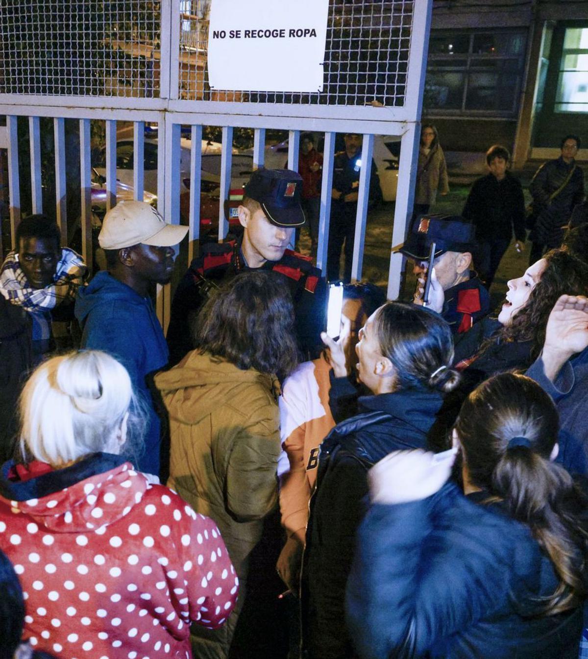 Tensió a Badalona pel reallotjament de la gent desnonada del B9