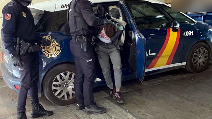 Detenido un menor por apalear con un bate, violar y robar a una mujer de 80 años en Alicante