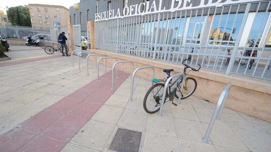 Bancada para bicicletas instalada en la puerta de la Escuela de Idiomas de Murcia, donde los robos siguen siendo un problema