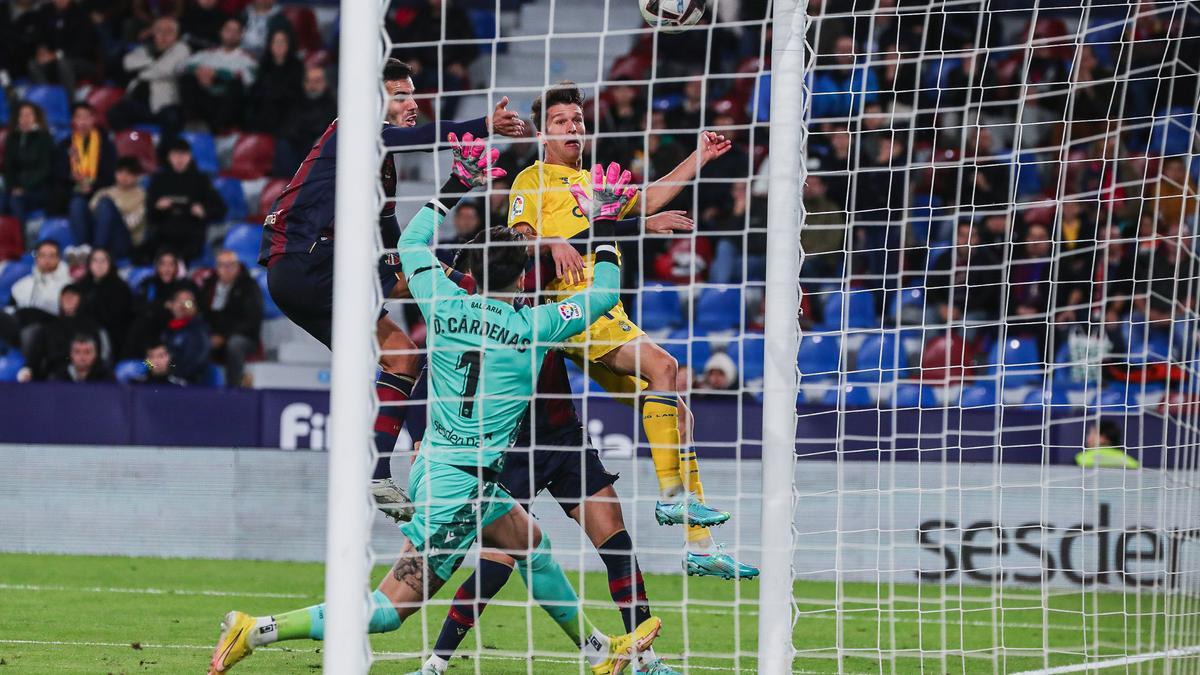 Momento del cabezazo de Marc Cardona para anotar el empate 1-1 contra el Levante