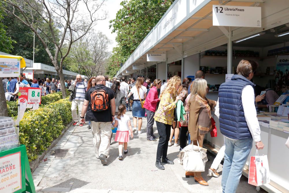 Último día de la 53.ª Feria del Libro de València celebrada en los jardines de Viveros.