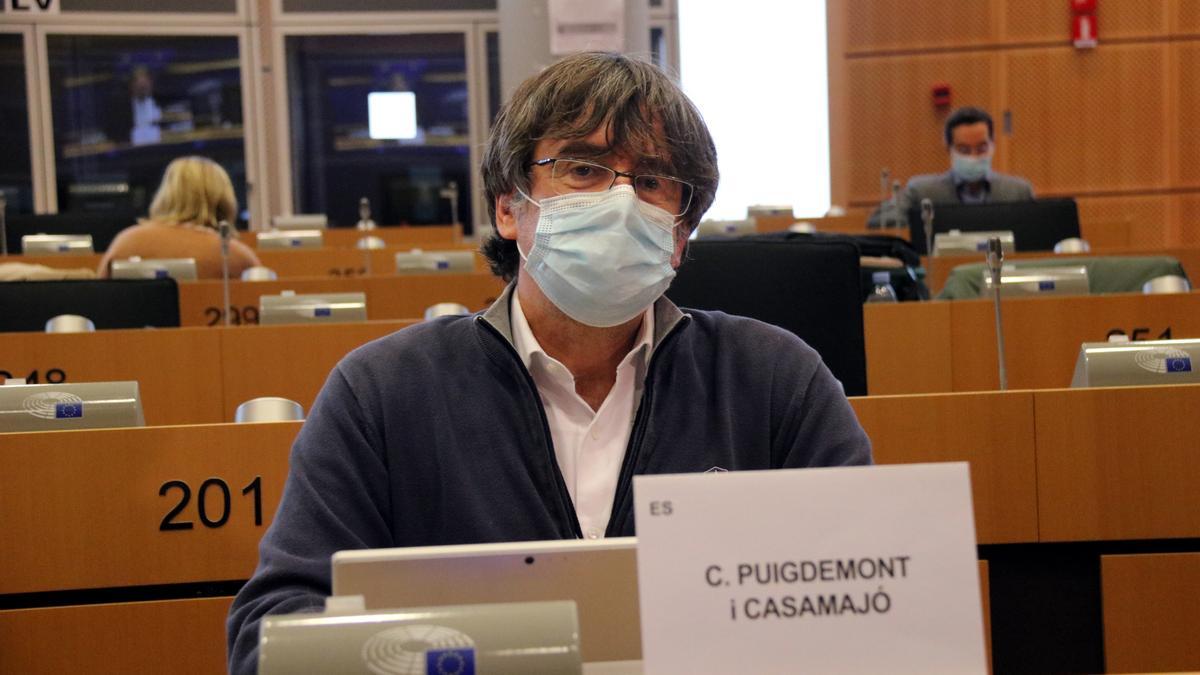 Primer pla de l&#039;expresident i eurodiputat de Junts Carles Puigdemont a la seva arribada a la comissió de Comerç Internacional del Parlament Europeu