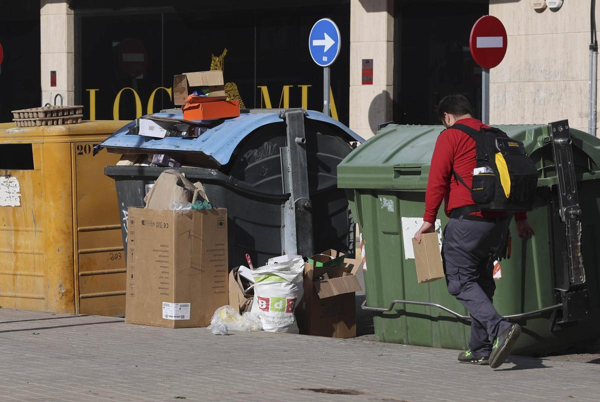Contenedores de basura en el Port de Sagunt.