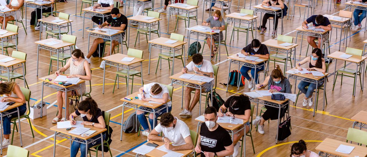 Alumnos de la Marina Baixa examinándose de las pruebas para acceder a la Universidad el año pasado en La Nucía