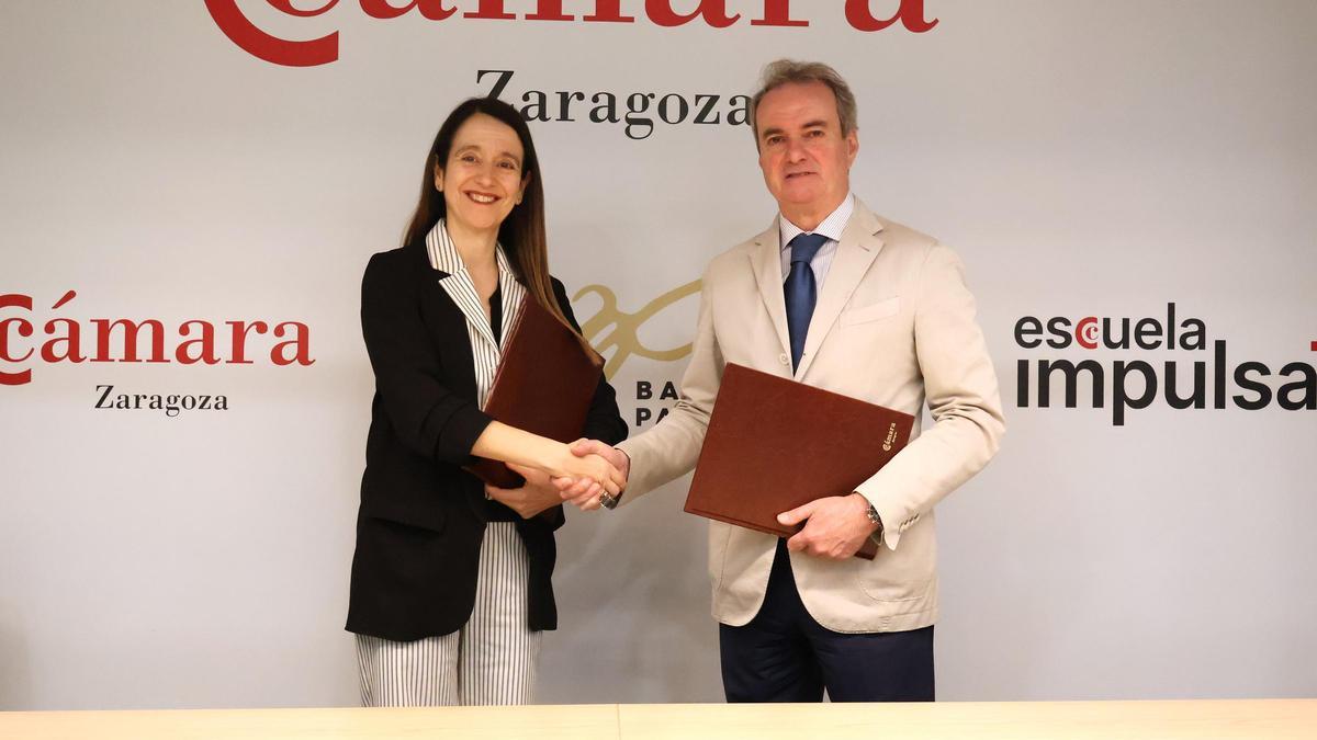 Susana Betrán, directora del centro, y Joge Villarroya, presidente de Cámara Zaragoza, han firmado el acuerdo.